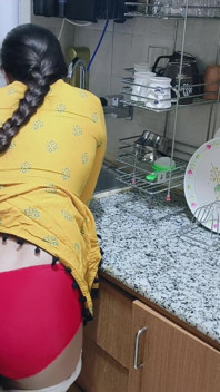 Ich finde meine geile stiefmutter in der küche - porno in Hindi