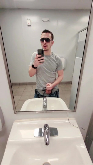 Ballbuster boi: Giovane auto-ball buster schizza le palle nel bagno di walmart