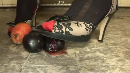Doris Distel: Une nana coquine écrase le fruit