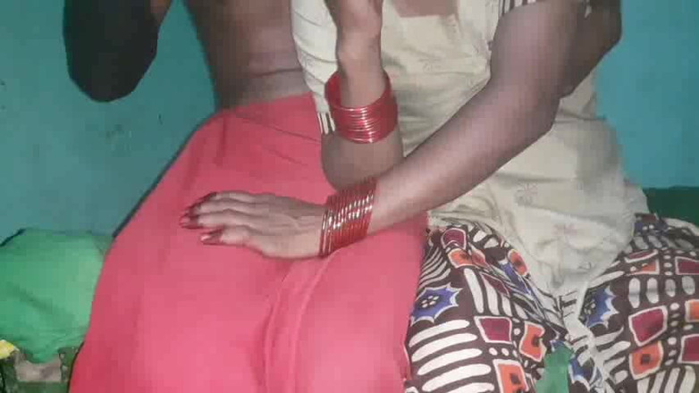 Bhabhi: Un mari desi filme un chudai après avoir mangé de...