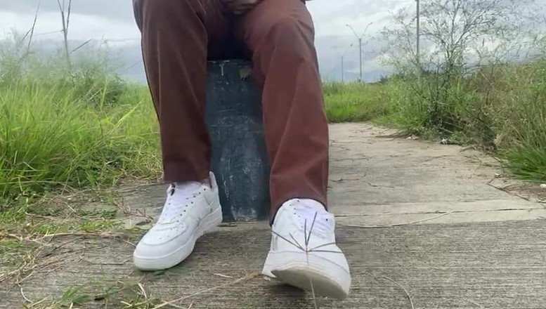 Mr Feet Colombia: CÔ ẤY CẠO GIÀY Ở NƠI CÔNG CỘNG VÀ MANG TẤT MỎNG