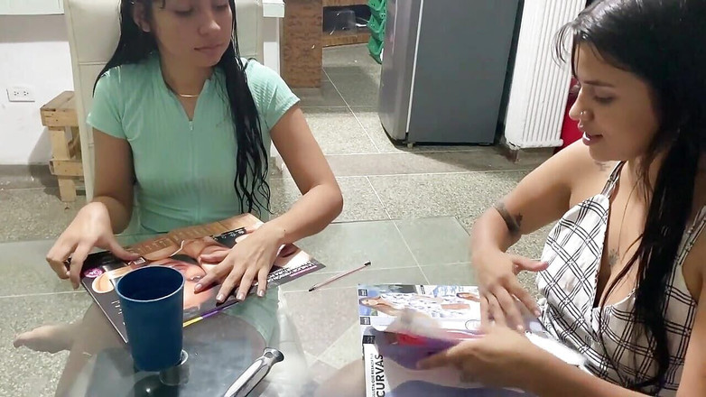 DAYANNA: 她多么富有地吮吸我的奶子！我邀请我的朋友观看 Netflix，她用舌头射在脸颊里