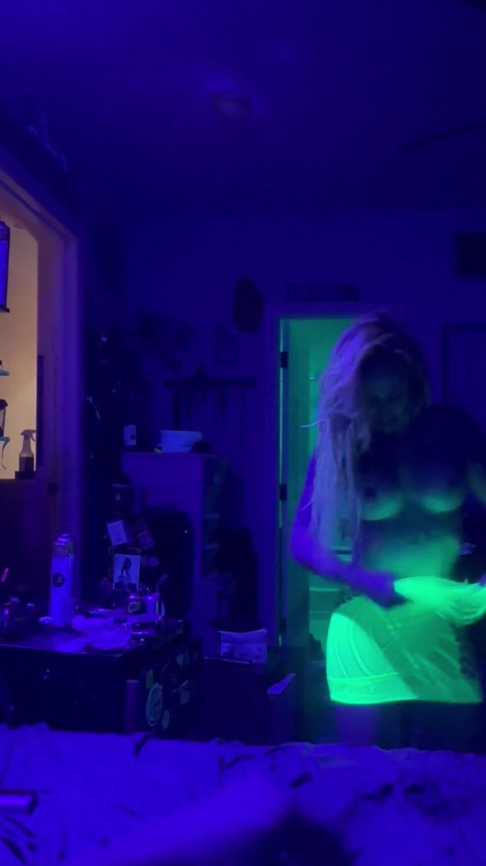 Zoey Portland: 클럽 뒤에서 자지를 따먹는 조이 포틀랜드