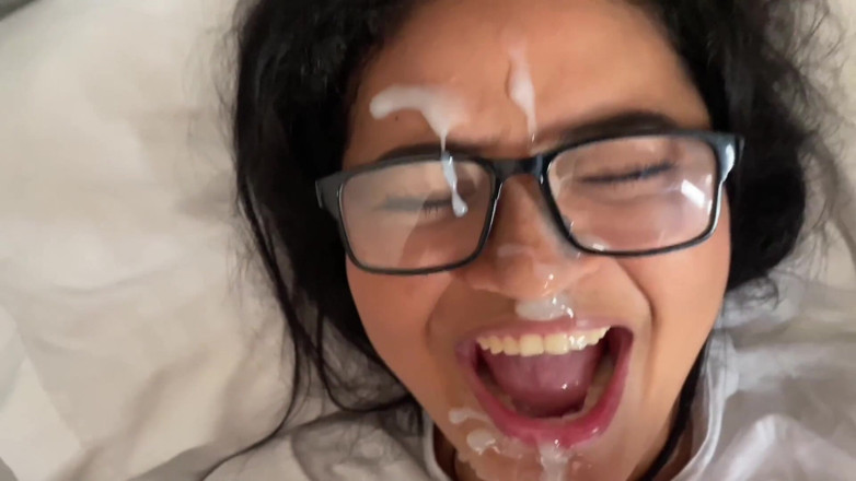 Yohamedi: Zusammenstellung von Gesichts- und In-Mund-Cumshots, viel Milch