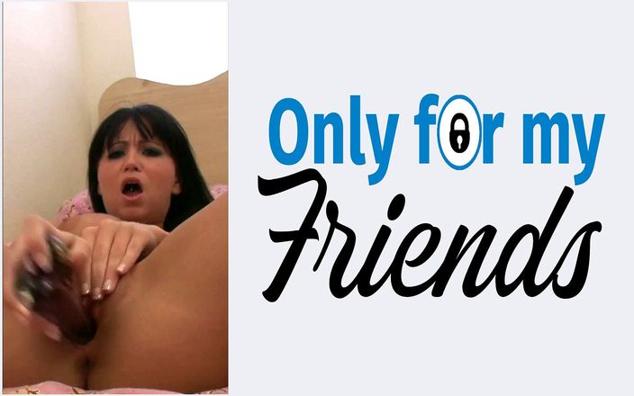 Only for my Friends: 我的女友chloe james是一个拥有坚挺巨乳和性感纹身的荡妇，喜欢被成人玩具操