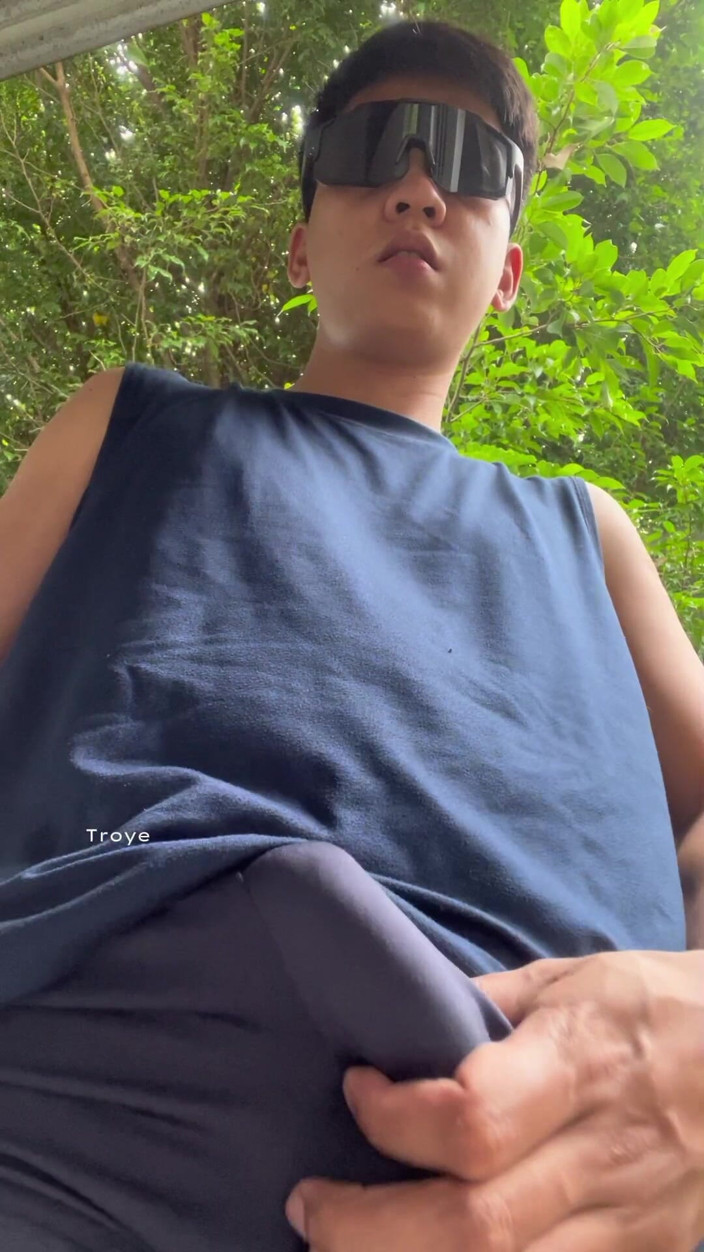 Troye_AsianPinoy: หนุ่มแก้ผ้าช่วยตัวเองนอกบ้าน