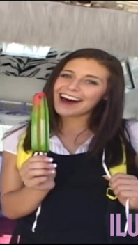Brunetka s malými kozami se zapojuje do tvrdého sexu s velkým ptákem