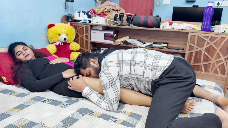 Vaishnavysharunraj: Malayali baas meisje voetenmassage door jongenspersoneel
