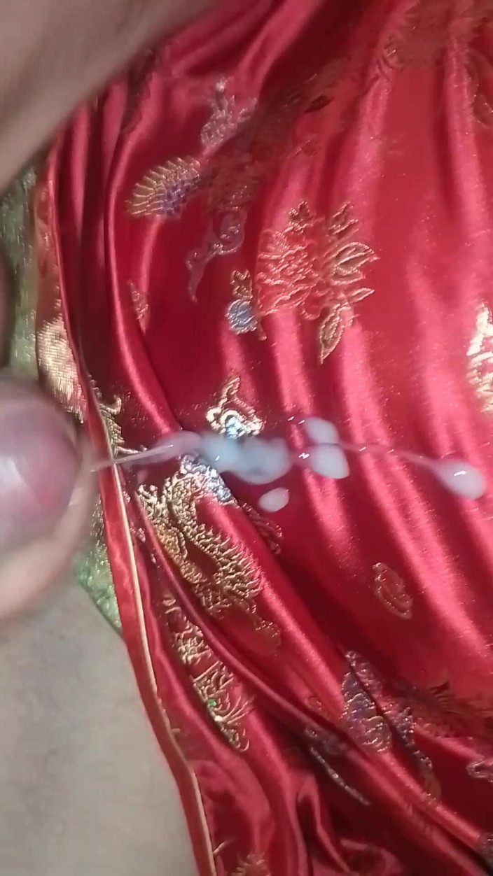 Leatransteen: Lars Damberger tersentak dalam Asia Cheongsam merah