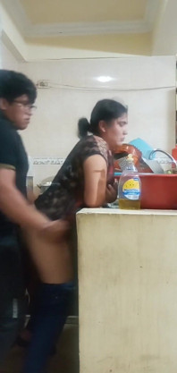 Mucama follada cuando lava los platos