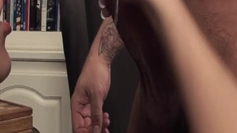 THAGSON 18+: Une MILF blonde mature chevauche une grosse bite bien dure...