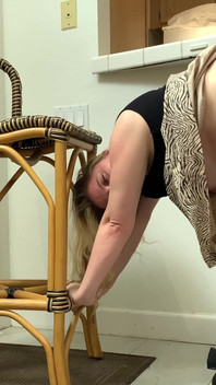 La matrigna aiuta il figliastro a rimanere a casa in quarantena