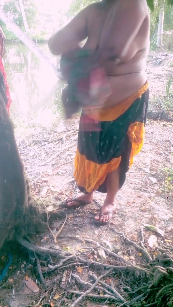 Sadia vabi: Naibroat भाभी Cjance अपनी पोशाक किनारे तालाब