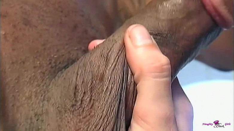 Naughty Black Girls: Napalona ruda Tracy Trixxx dostaje jej cipkę zjedzoną i zerżniętą...