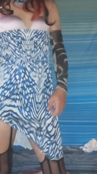 W mojej kuchni Sprzątanie w mojej niebieskiej letniej sukience i pończochach przed napalenie i dokuczanie tatusiowi