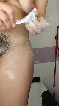 털이 무성한 보지를 면도하는 섹시한 아마추어 마누라. 털이 무성한 보지 마누라, 큰 엉덩이, 거유