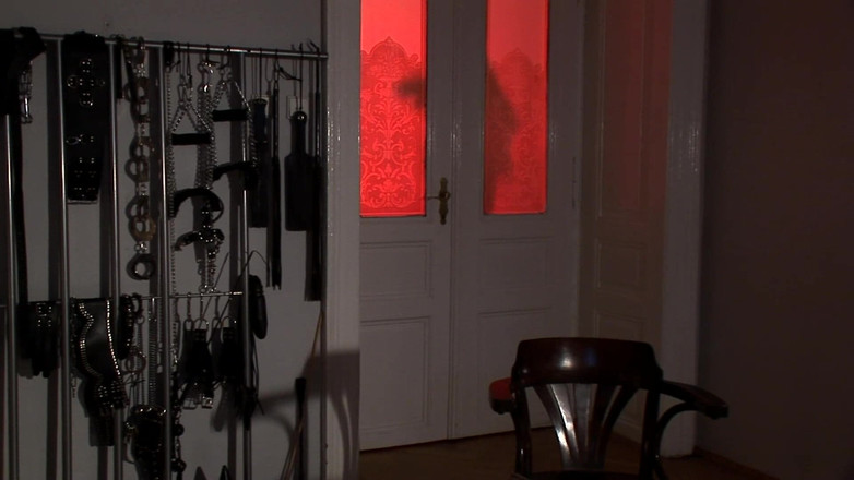 Maledom Austria: Cô bé tuổi teen Cathy bị trói trong nơi không...