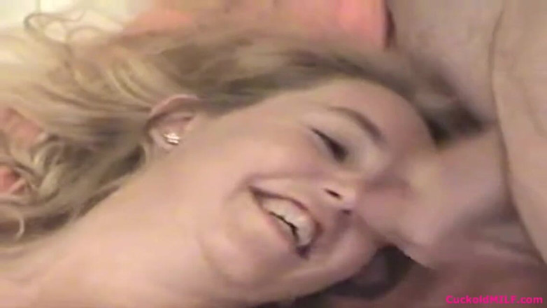 Cuckold MILF: Un mari tapette MILF infidèle filme sa femme et un...