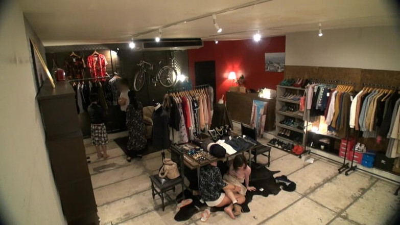 CherryBONBON: Demasiadas miradas secretas a la empleada seductora en una tienda...