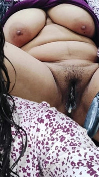 Awek kolej melancap dengan orgasme berkrim terung besar
