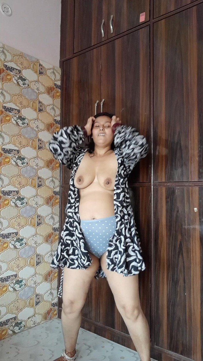 Puja555: 보지를 핑거링하는 18세 소녀