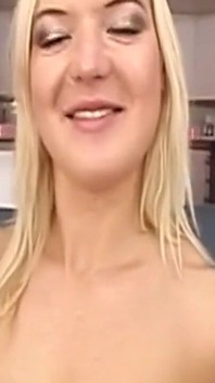 Slarvig fitta slickade och fingrade till Ahegao orgasm