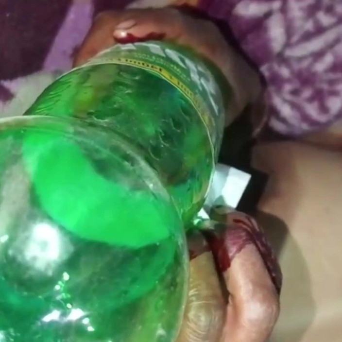 IndianVibeX: Min styvsyster satte en flaska sprit i hennes fitta och...