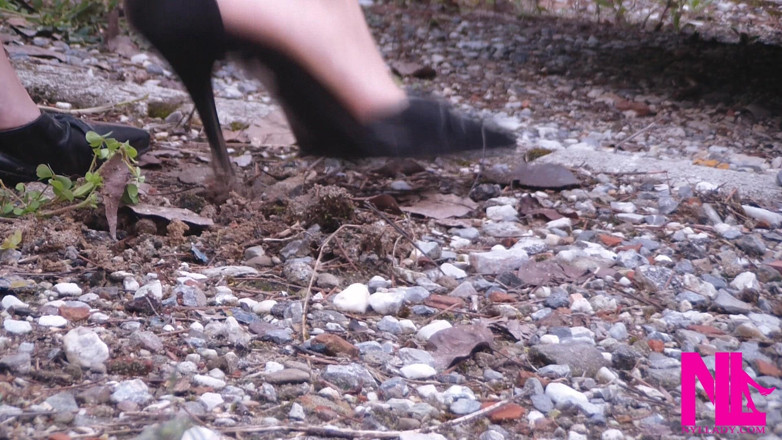 Nyllady: Cavando sujo miry gravel em minhas bombas de salto alto