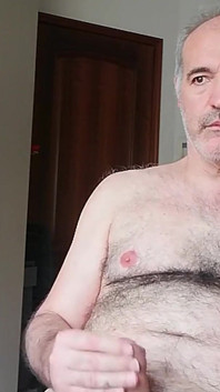 Dubbel piss i glaset och en stor handjob för en kuk som vill cum