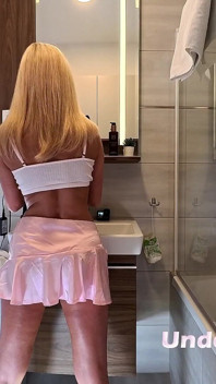 Maravilhosamente bonita loira gostosa fica entediada e ignorada em casa tira a calcinha para mostrar sua buceta apertada