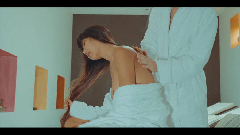 DaringKiara: スパでセックスする場所を見つけるのはそれほど簡単ではないので、私たちはトイレに行き、そこで彼は私を後背位で犯し、私全身に射精します