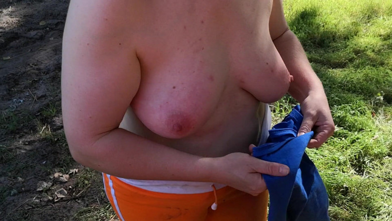 Bouncy Tits Action: Naked tits and rubberboots