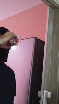 Sklenka čůrání od zralé sexy ženy