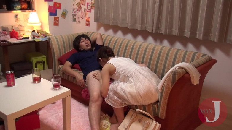 Asian happy ending: Asian girl likes orally pleasuring her bf's cock