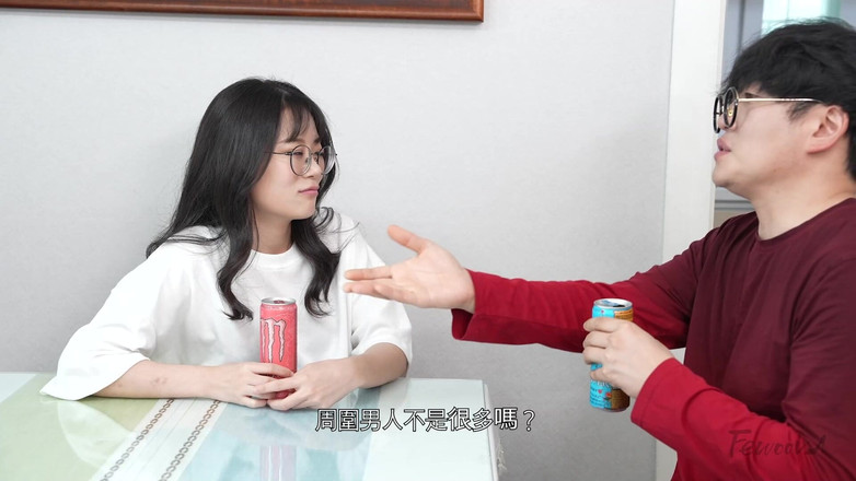 Fewoovcom: Calzini bianchi per una ragazza con gli occhiali