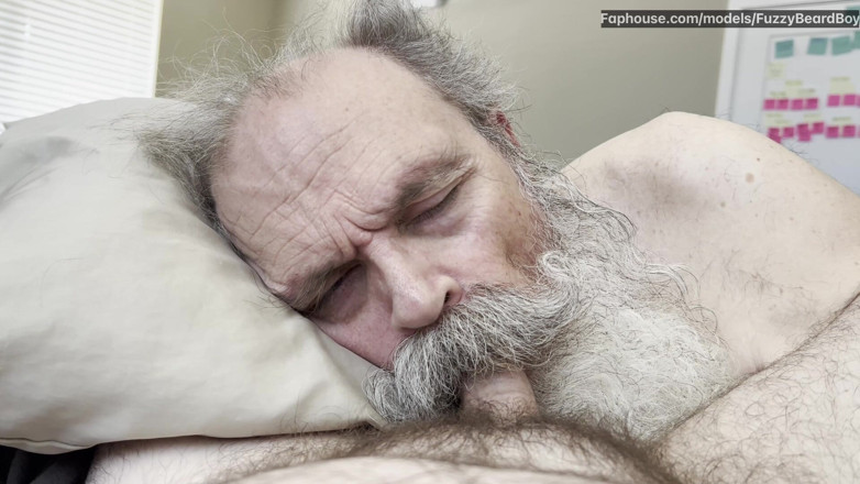 FuzzyBeardBoy: Un vieux suceur barbu prend une énorme dose directement dans sa...