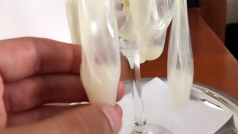 Idmir Sugary: Cumdump喝很多用过的避孕套 - 精液花蜜 - 一杯精液