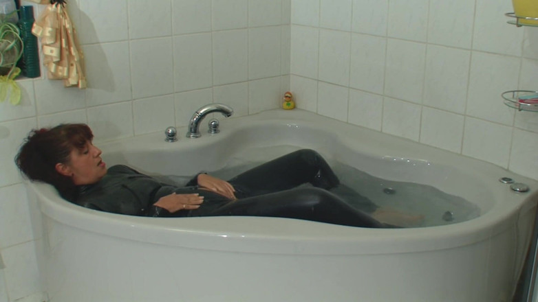 Rubber & Clinic Studio - 1ATOYS: Rilassarsi nella gomma nella jacuzzi
