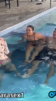 Sex im pool vor unseren eltern