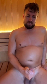 Bombeando mi polla sudorosa en la sauna