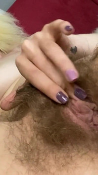 Clítoris grande, grandes labios y coño peludo frotando