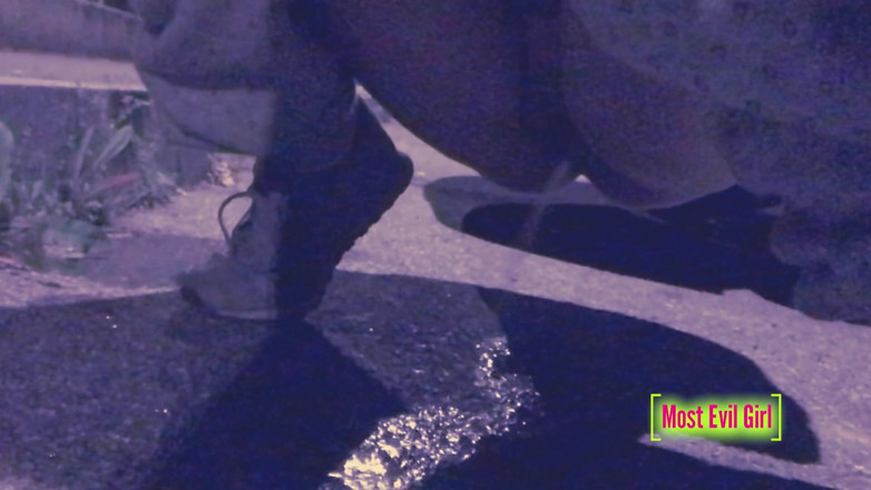 Most Evil Girl: Gadis sange ini lagi asik kencing di tempat parkir malam-malam...