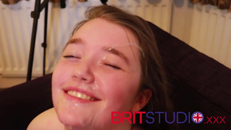 Brit Studio: Gadis inggris 18 tahun nyepong 6 pria