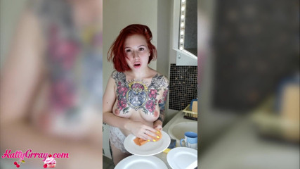 Katty Grray: Perra pelirroja acaricia su cuerpo