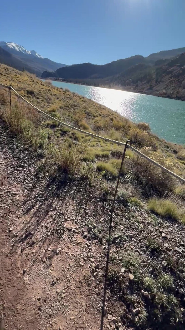 Dahlia Wolf: 足フェチ屋外橋渡り