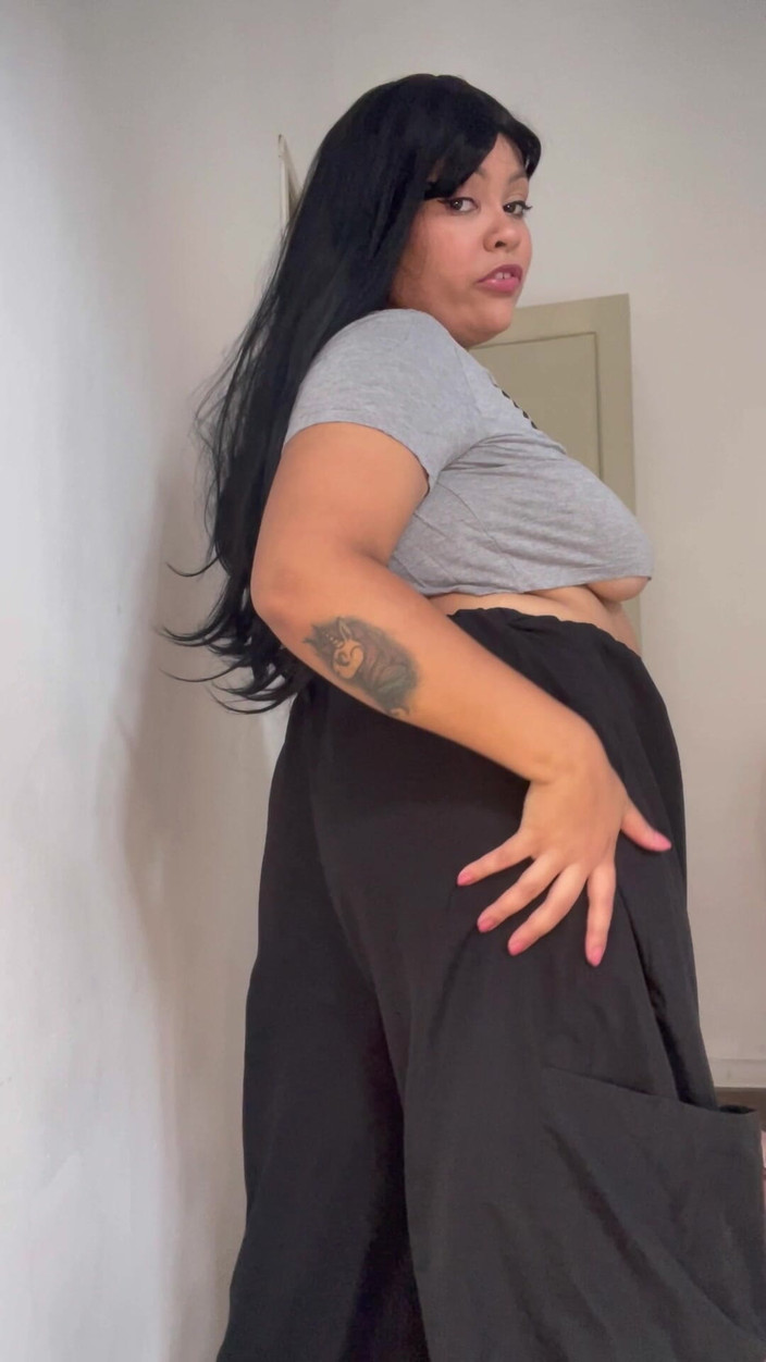 Cutiepiie Chubby: 정액이 될 때까지 헐렁한 바지를 입고 방귀를 뱉고 트림