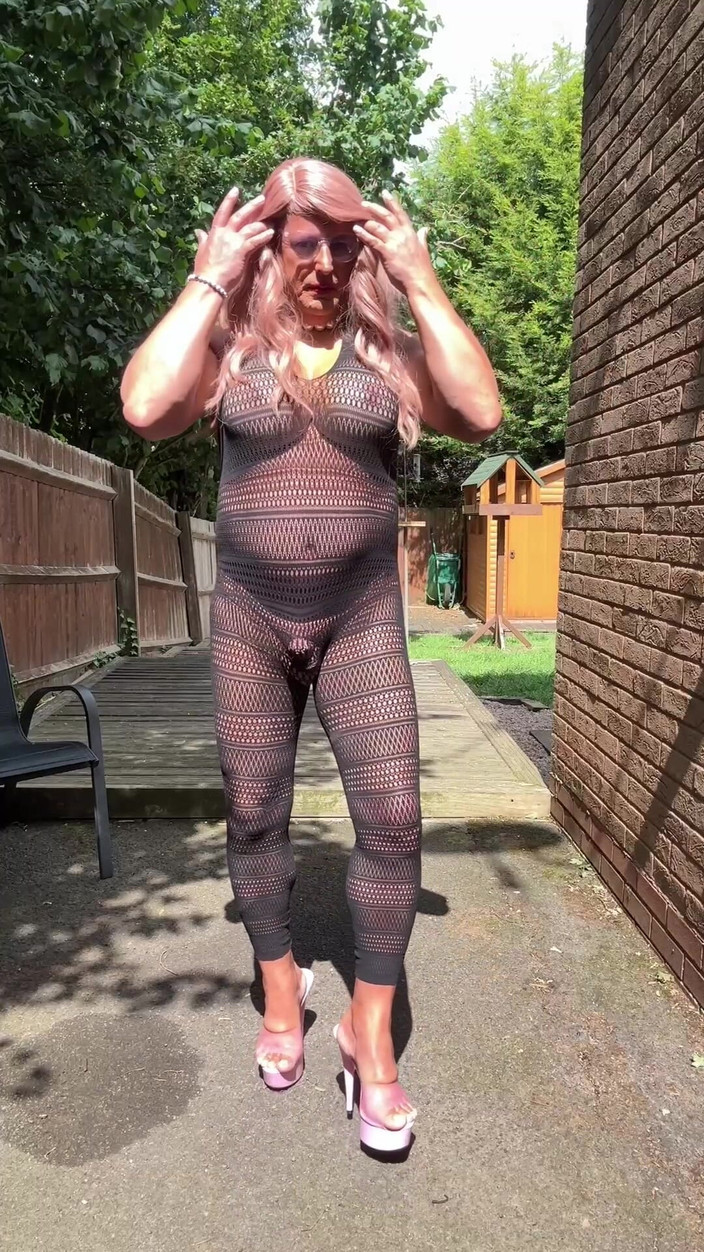 Kellycd2022: Crossdresser seksi Kellycd2022 dalam pakaian kucing hitam seksi dan tumit