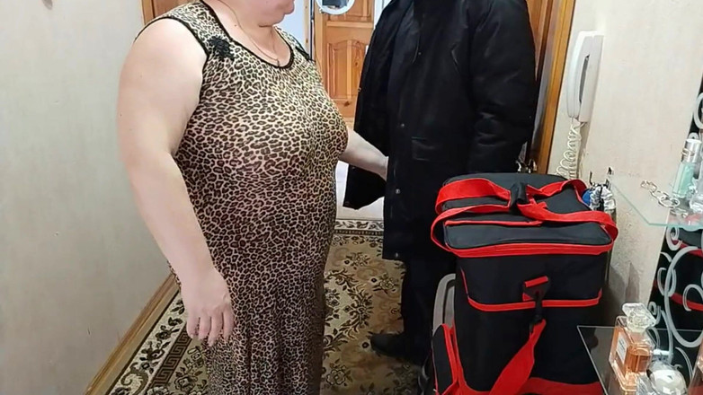 Zona901: Мачеха пососала друга за курьера, а затем он трахнул ее в киску и кончил в ее рот