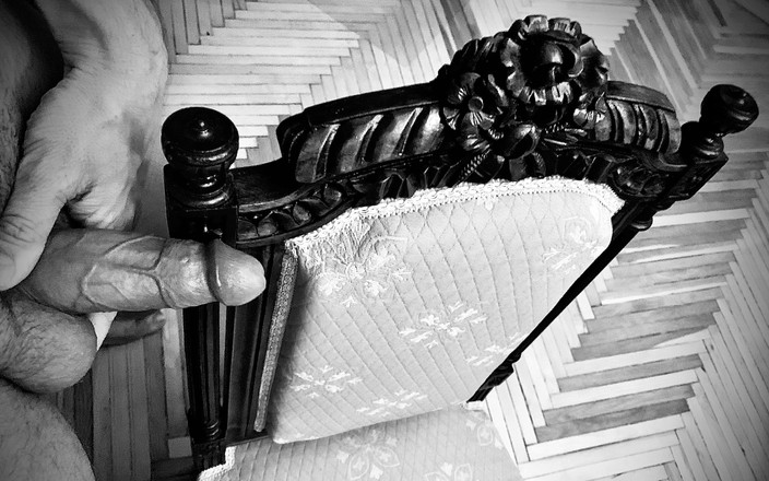 Stanislav_desired: Lelaki melancap di atas kerusi vintaj dan memancut mani pada...