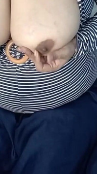 Oliemassage na het tonen van grote borsten met heet gekreun in het Hindi tijdens live webcamshow